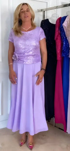 💝💝Short-sleeved dress decorated with sequins and flowers on the bodice.
