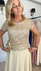 💝💝Short-sleeved dress decorated with sequins and flowers on the bodice.