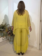 Stylish And Flowy Two-piece Set Featuring A Ruffled Top And Trousers.